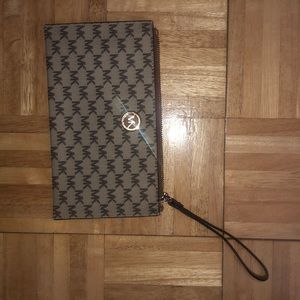 Michael Kors beige wristlet